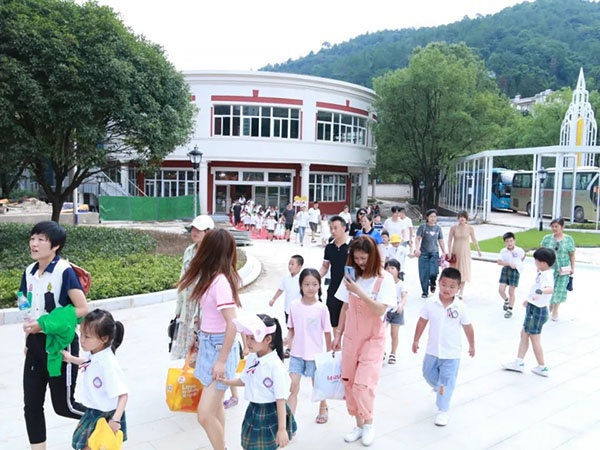 爱在一起，童心闪耀——记天行创世纪学校小