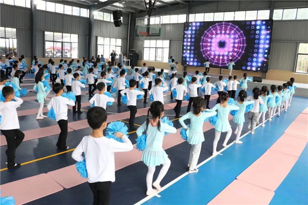 踮起脚尖 触碰彩虹——记天行创世纪学校小