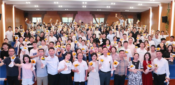 扬鞭奋蹄，追求卓越——记天行创世纪学校新