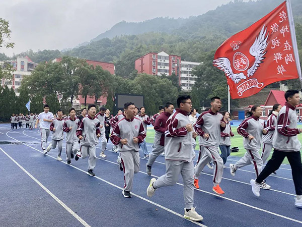 从早上六点四十到晚上十一点，他们都在做什