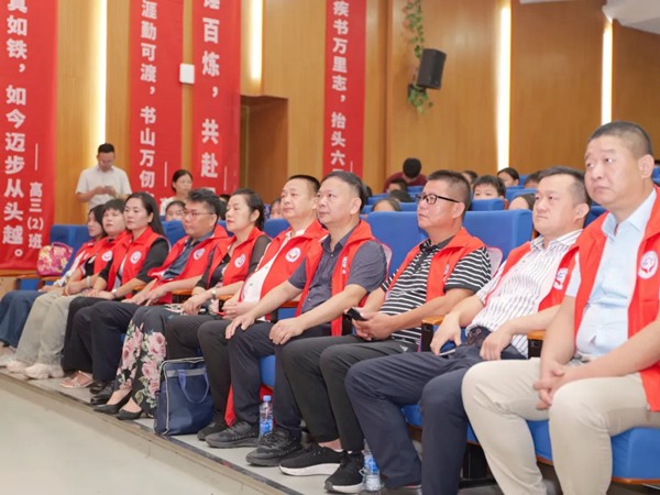 “这样有温度、有高度、有实力的学校，值得