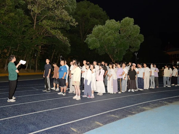 雨夜、星光与歌声：一场高复班的暖心“预谋