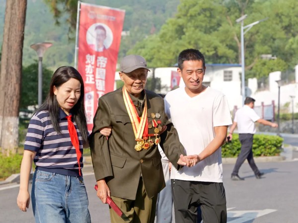 96岁老革命与10后少先队员的“交棒”：