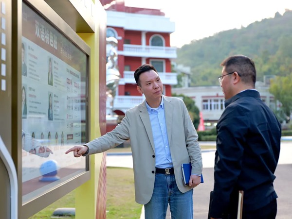 市委教育工委委员、市教育局副局长吴涛一行