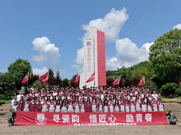 当高中生们走出校园，在「真实的世界」里可